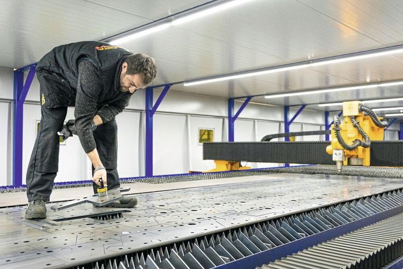 Nebenzeiten minimiert: Be- und Entladen werden Bleche über einen automatisierten Wechseltisch. (Bild: Microstep)