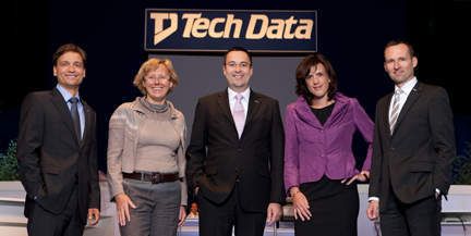 Gut gelauntes Tech-Data-Management (v.l.): Azlan-Chef Marc Müller, Tech-Data-Regional-Managerin Els Demeester, Brightstar-Chef Axel Grellhorst sowie die beiden Tech-Data-Deutschland-Geschäftsführer Simone Frömming und Günter Schiessl. (Archiv: Vogel Business Media)