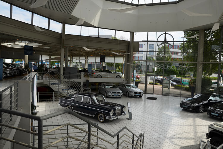 Vom Oldtimer bis zur S-Klasse: Am Hauptsitz in Bochum finden Kunden nahezu alle Mercedes-Modelle. (Foto: Preising)