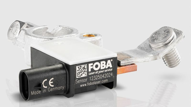 Bauteilkennzeichnung: Der laserbeschriftete Sensor kombiniert Data-Matrix-Code und Klarschrift für eine dauerhaft maschinen- und menschenlesbare Kennzeichnung.(Bild:  FOBA Laser Marking + Engraving)
