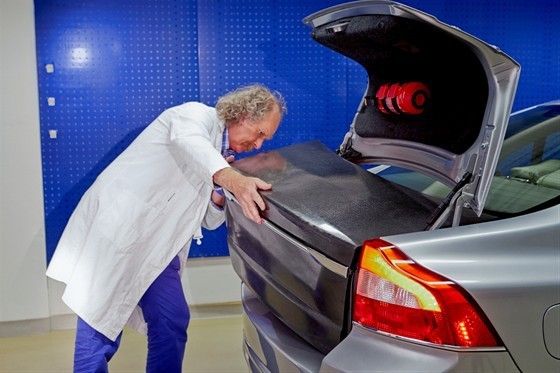Kofferraumklappe: Anbringen der Kofferraumklappe am Testfahrzeug. Die Volvo Car Group hat revolutionäre Leichtbau-Energiespeicherkomponenten entwickelt. Dabei handelt es sich um Kohlefasermaterial, das als leichte, platzsparende, effiziente und umweltverträgliche Speicheroption fungiert. (Bild: Volvo)