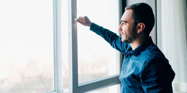 Wie oft, wie lange - und warum überhaupt lüften? Die wichtigsten Fragen. (Bild:  ©F8studio - stock.adobe.com)