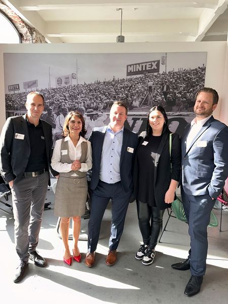 Kaum stehen (v. l.) Michael Puls, Minoo Marzooghi, Jochen Bless, Michelle Brunner und Stefan Ebnöther zusammen, strahlt die Sonne. (Bild: Vogel IT-Medien)