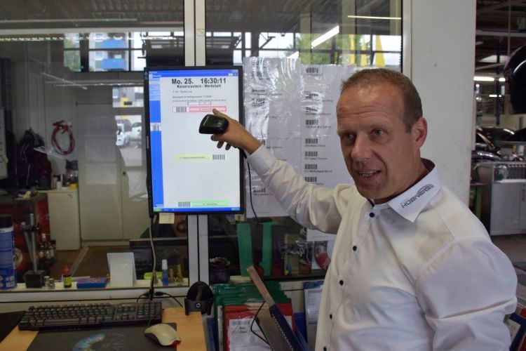 Claus Hübner: „Alle relevanten Kunden- und Fahrzeugdaten stehen jedem Mitarbeiter digital zur Verfügung.“  (Rosenow )