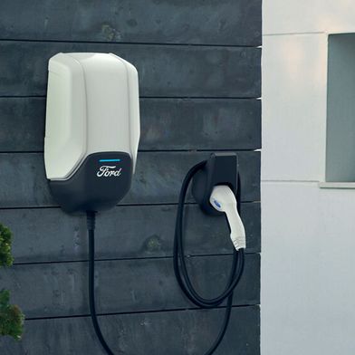 Wallboxen sind wichtig für E-Autofahrer – und laut der Bundesnetzagentur auch sicher in der Bedienung. (Bild: Ampnet/Ford)