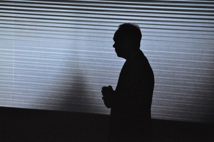 Dr. Ian Robertson, Mitglied des Vorstands der BMW AG, wartet auf die nächste Produktvorstellung ... (Foto: Richter)