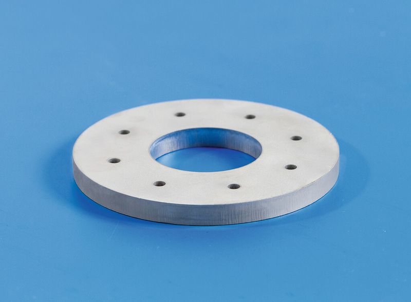 Bild 3: Ein lasergeschnitter 10 mm dicker Flanschring aus Baustahl mit 5 mm großen Bohrungen nach dem Sandstrahlen. (Bild: Knuth)