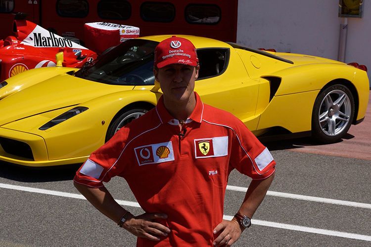 Ferrari Enzo (ab 2002) mit Formel-1-Legende Michael Schumacher. (Ferrari)