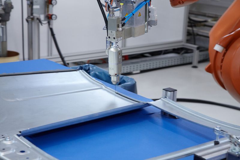 SCA bietet alle Komponenten für einen automatisierten Klebstoffauftrag an, von der Fasspumpe über die Dosierer und den Auftragskopf bis hin zur passenden Software. (Bild: SCA)