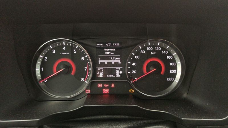 Flankiert wird der Bildschirm in unserem Testwagen von einem analogen Cockpit mit einem mittig platzierten Display, das die wichtigsten Parameter gut leserlich darstellt. (Thomas Günnel/»Automobil Industrie«)