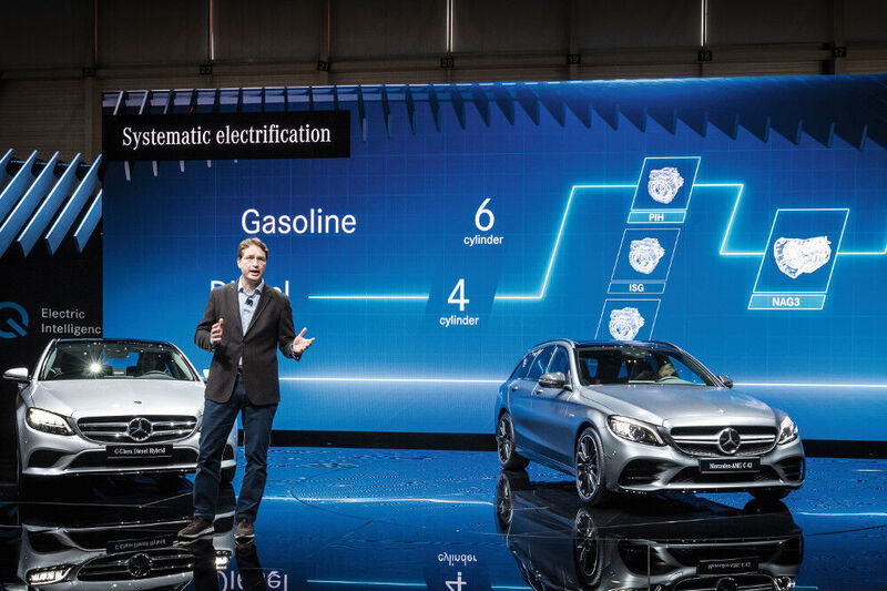 Vorstandsmitglied Ola Källenius präsentiert in Genf unter anderem eine Vorserienversion des ersten Plug-in-Dieselhybrid. (Daimler AG)