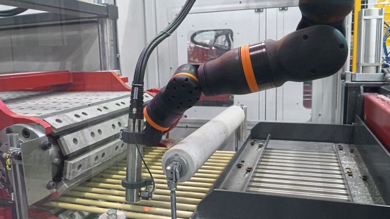 The articulated arm robot Rebel is used, among other things, for marking semi-finished products on extrusion lines and for drilling threads in rod ends made of high-performance plastic. (Image:Igus)