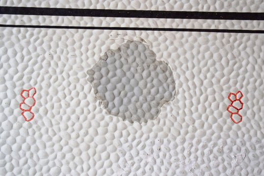Mit einem auf der Außenhaut des Wohnmobils angefertigten Stempel wird die Struktur auf der reparierten Fläche dupliziert.(Bild:  Rosenow)
