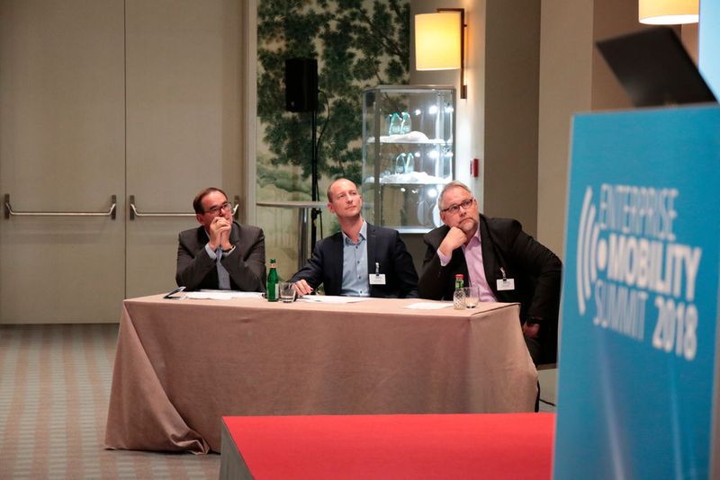 Kritische Blicke der Jury in der Finalrunde der Enterprise Mobility Awards: (v. l.) Werner Nieberle (Vogel IT-Medien), Philipp Hübsch (Mediatest digital) und Pascal Matzke (Forrester) (Vogel IT-Medien GmbH)