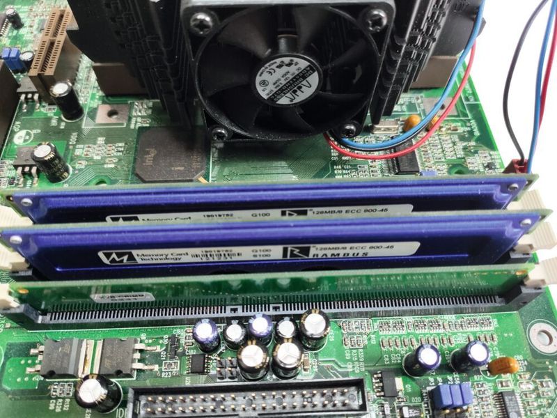 Rarität von 1999: QDI-Prototypen-Mainboard mit drei Rambus-Slots. Bestückt mit einem Intel-Confidential Pentium III. (Vogel IT-Medien)