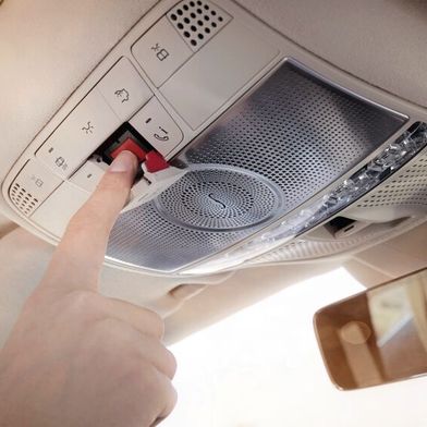 Ein Druck auf den E-Call-Schalter ruft zuverlässig 
die Rettungskräfte herbei – bislang. Doch bei älteren Fahrzeugen funktioniert das bald nicht mehr. (Bild: Mercedes-Benz)