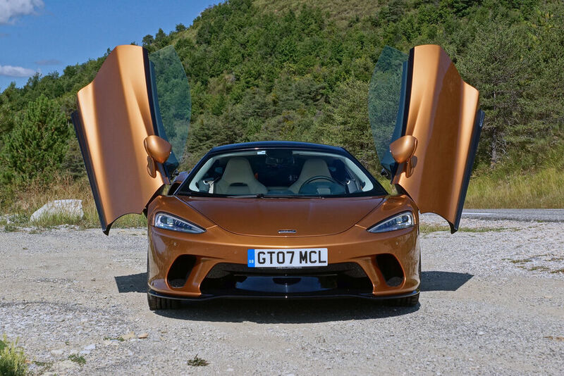 Der Hersteller rechnet damit, dass immerhin ein Drittel der Jahresproduktion auf den 198.000 Euro teuren McLaren GT entfallen werden. Immerhin: Das Werk in Woking ist so gut ausgelastet, dass es sich McLaren leisten kann, auf ein SUV zu verzichten. (Matthias Knödler/Auto-Medienportal.Net)