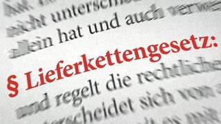 Bisher war das Lieferkettensorgfalts-Pflichtengesetz ein rotes Tuch für die deutsche Industrie, wie die Farbe hier andeuten soll. Es könnte aber sein, dass aus Rot bald wenigstens Gelb wird, wenn die Bundesregierung ihre Ideen zur Vereinfachung umsetzen kann. Aber da ist auch noch die EU ... (Bild: Zerbor - stock.adobe.com)
