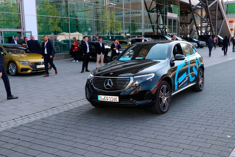 Blickfang und Praxisvorführung: der Mercedes EQC hat mit rein elektrischem Antrieb die Besucher über das Messegelände gefahren. (Klasing)