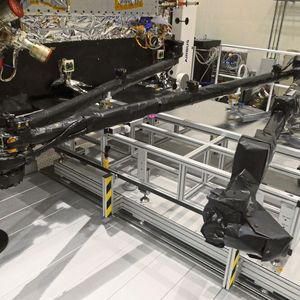 Der über 10 m lange Magboom lässt sich dank der Unterkonstruktion sicher ausfahren. So können letzte Tests vor dem Start ins All durchgeführt werden.(Bild:  item Industrietechnik GmbH)