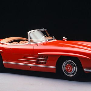 Das Verdeck des 300 SL-Roadsters lässt sich mit wenigen Handgriffen öffnen und unter einer Klappe hinter den Sitzen verstauen. Seine äußere Erscheinung ist vorn durch die unter einem gemeinsamen Deckglas eingelassenen Scheinwerfer und Blinker geprägt. Ein weiteres Stilmerkmal ist wie beim Coupé der große Luftauslass in den vorderen Seitenteilen. Für Wintersportfreunde lieferte Mercedes-Benz ab Herbst 1958 ein elegantes, leicht aufzusetzendes Hardtop.(Bild:  Mercedes-Benz AG)