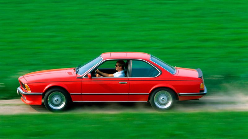 Die Serienausstattung des 6er war nach damaligen Maßstäben durchaus umfangreich, sie umfasste neben Komfortmerkmalen wie z. B. elektrische Zentralverriegelung, elektrische Fensterheber, elektrisch verstellbarer Außenspiegel, höhenverstellbarer Fahrersitz, längsverstellbares Lenkrad, Wärmeschutzglas sowie Sicherheitsdetails wie eine Servolenkung mit Sicherheitslenksäule und eine Verbundglas-Frontscheibe. (Bild: BMW AG)