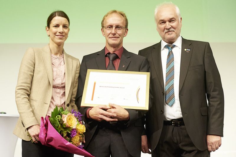 Die Wintershall GmbH, Kassel, überzeugte die Jury mit dem „Ein-Mann-Transport-System für Gasflaschen“. Das einfache und zugleich innovative System ermöglicht es, Gasdruckflaschen sicher und rückschonend zu verladen und zu transportieren. Es minimiert die Gefahr von Arbeitsunfällen und trägt zum Gesundheitsschutz bei. (Bild: DGUV, LASI, BMAS)