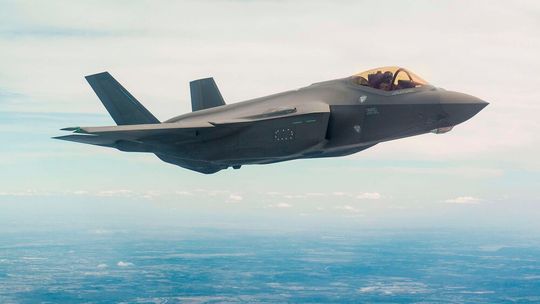 The global situation is causing many countries to feel more threatened than just a few years ago. As a result, defense spending is also increasing to ensure protection. The world's 100 leading defense companies, such as Lockheed Martin with the new F-35 fighter jet, are benefiting.(Image: Lockheed Martin)