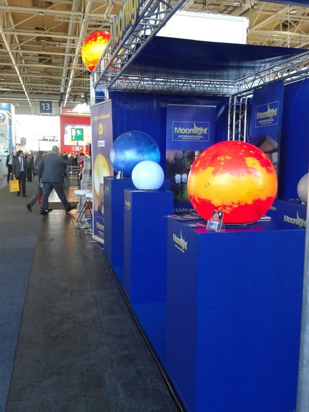 Esoterisch geht's am Stand von Moonlight her. Die Leuchtkugeln können via Bluetooth angesteuert werden. (IT-BUSINESS)