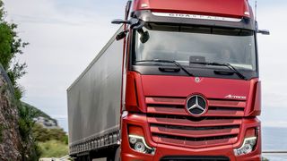 Die dritte Generation des Mercedes-Benz Actros hat keine Außenspiegel, sondern Kameras und Displays. (Mercedes-Benz)