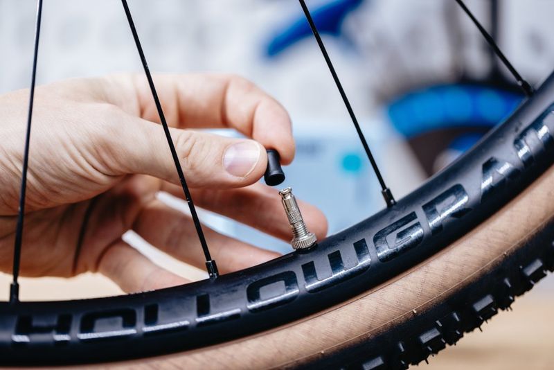 Um das Aufpumpen zu vereinfachen, bietet Schwalbe mit dem „Clik Valve“ ein neues Ventilsystem an. Der Pumpenkopf wird dabei einfach auf das Ventil geklickt.  (Bild: www.schwalbe.com | pd-f)