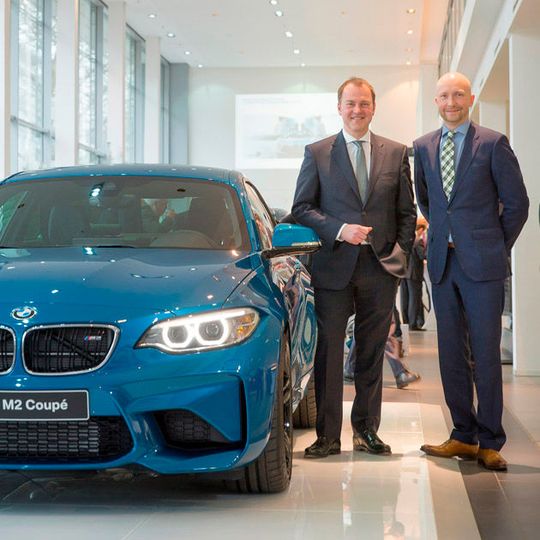 Freuen sich über gute Zahlen: Uwe Holzer (li.), Leiter BMW-Niederlassungsverbund Mitte, und Bernhard Ederer, Sprecher Vertrieb Deutschland bei BMW.(Foto:  Patrick Liste)