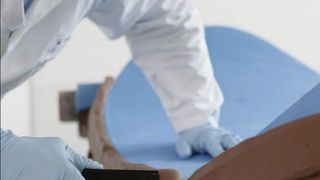 Rampf stellt auf der Euromold 2008  eine Close Contour Paste auf Basis von Polyurethan vor. Die Paste läuft den Angaben zufolge bei einem Auftrag in Schichtstärken bis zu 20 mm auch an senkrechten Flächen nicht ab. Bild: Rampf Tooling (Archiv: Vogel Business Media)