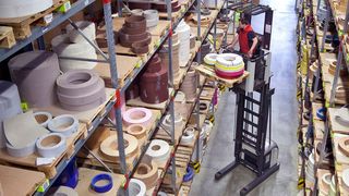 Die Kante ist das Hauptprodukt der Rudolf Ostermann GmbH. Im Logistikzentrum in Bocholt lagert sie auf 14.000 m² in unterschiedlichsten Dekors, Farben und Breiten. (UniCarriers)