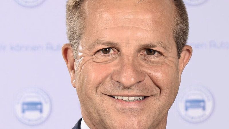 Thomas Peckruhn, Präsident des Kfz-Gewerbes Sachsen-Anhalt und des Mitteldeutschen Kfz-Gewerbes, erhielt für seine Verdienste im Kfz-Gewerbe die Ehrennadel des Landes Sachsen-Anhalt.