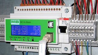 Das Datenlogger-Modul des MC-Hx-Systems von MB DataTec, eingebaut im Schaltschrank einer Anlage zum Erzeugen regenerativer Energieaus unterschiedlichsten Energiequellen. (MB DataTec)