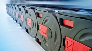 Murrplastik hat Gleitschuhe für Energieführungsketten entwickelt, die deren Lebensdauer um das drastisch verlängern. (Bild: Murrplastik)