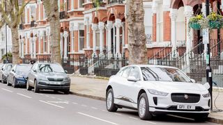 Eine typisch städtische Szene: Viel Wohnraum, aber nur Stellplätze am Straßenrand. (Bild: Siemens)