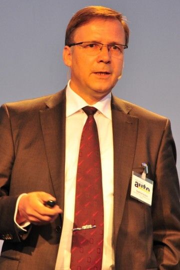 Siegfried Schulz von der Firma Lucas-Nülle erläuterte, was zur Ausstattung eines guten Bildungszentrums gehört. (Foto: Schmidt)