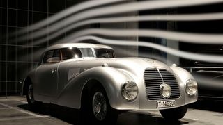 Der Mercedes-Benz 540 K Stromlinienwagen (W 29) von 1938 mit einer Windkanalmessung. (Daimler AG)