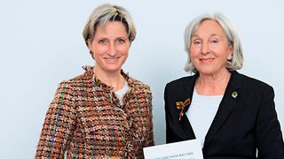 Baden-Württembergs Wirtschaftsministerin Dr. Nicole Hoffmeister-Kraut (links) überreichte am 23. Januar 2020 das von Bundespräsident Frank-Walter Steinmeier verliehene Verdienstkreuz am Bande der Bundesrepublik Deutschland an Renate Pilz.  (Bild: Pilz)