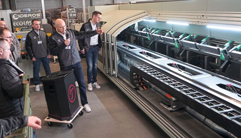 Klaus Schmidt, Gebietsverkaufsleiter von BLM, erklärt Besuchern der Roadshow am 9. und 10. Februar 2023 bei der Altec Aluminium-Technik GmbH in Mayen die speziell für die Verarbeitung von Aluminium ausgelegte Konfiguration des High-End-Rohrlasers LT7. (Bild: BLM)