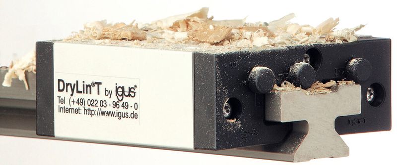 Bild 2: Erste Einsätze für die Drylin-Linearlager lagen unter anderem in der Holzindustrie. Dort spielt die Unempfindlichkeit gegen Holzstaub eine entscheidende Rolle. (Bild: Igus)