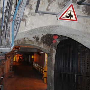 In den rund 28 km langen Weinkeller-Gängen von Moët & Chandon herrscht reger Staplerverkehr: Im Durchschnitt sind die Caterpillar-Stapler rund 600 Stunden pro Jahr im Einsatz.  Bild: Continental