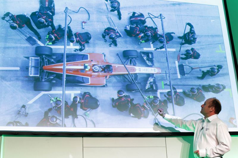 Kevin Lee, Operations Director bei Marussia, stellte die Zuhörer bei der Sage ERP X3 Global Convention vor ein Rätsel: Was stimmt bei diesem Bild nicht? Richtig, der Wagen kam zu früh zum Stehen! (Sage)