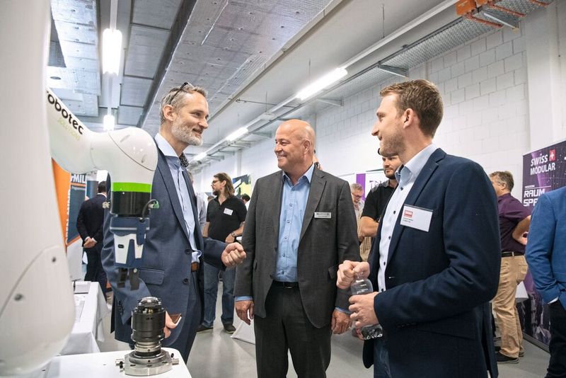 Zwischen den Referaten gab es Zeit für die Ausstellung, interessante Gespräche und Networking. (Bild: Thomas Entzeroth)