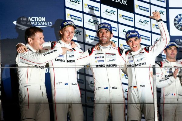 Erfolgreich (von links): Porsche-Teamchef Andreas Seidl mit seinen Fahrern Brendon Hartley, Mark Webber und Timo Bernhard (Bild: Porsche)