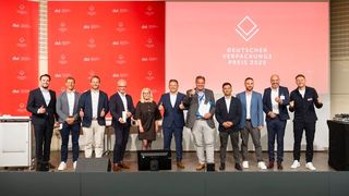 Die diesjährigen Preisträger der Gold-Awards feiern ihre Auszeichnung. (Bild: DVI e.V.)