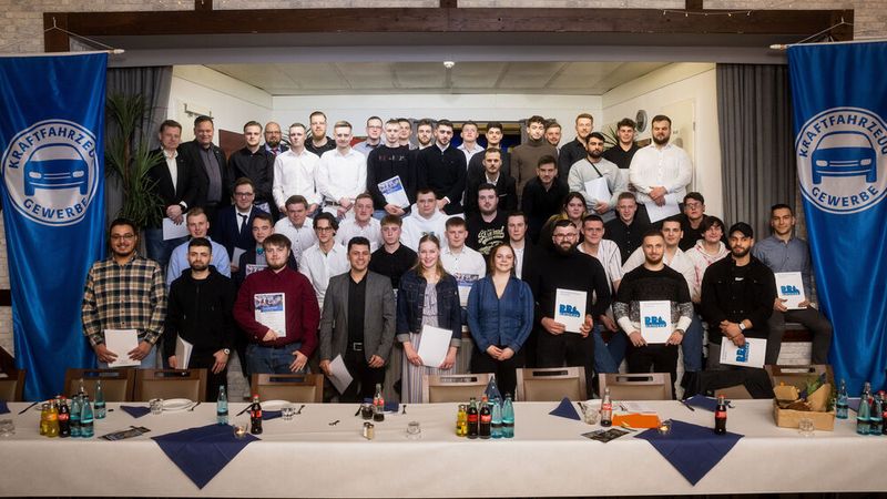 Insgesamt 42 Auszubildende hob Obermeister Ulrich Tietjen der Kfz-Innung Stade in den Gesellenstand. 34 Kfz-Mechatroniker hatten den Schwerpunkt Pkw, 3 Nutzfahrzeuge und 5 in der neuen Fachrichtung System- und Hochvolttechnik. Tietjen motivierte die jungen Leute, am Ball zu bleiben: „Weiterbildung ist auf allen Ebenen möglich – es stehen euch alle Wege offen. Verliert dabei nicht eure Neugier auf das stetig Neue, das uns in unserer Branche permanent begegnet.“ (Bild: Christian Boldt)