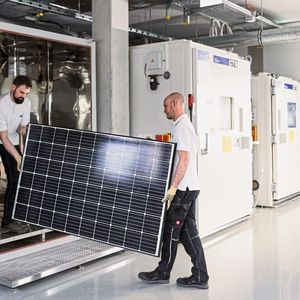 Bild 3:  Klimakammern im SOLAB des ZSW. Der PID-Test wirkt auf die Solarmodule wie eine jahrzehntelange Betriebsdauer und liefert realistische Lebensdauerdaten bezüglich der PID-Empfindlichkeit. (Bild:  ZSW/Alexander Fischer)